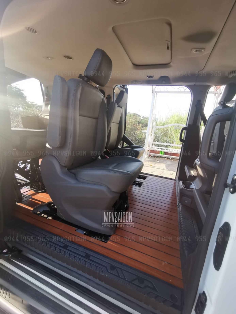 Sàn gỗ Ford Tourneo: thi công tại xưởng sàn MPV
