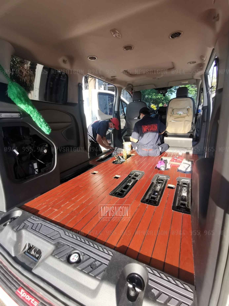 Sàn gỗ Ford Tourneo: thi công tại xưởng sàn MPV