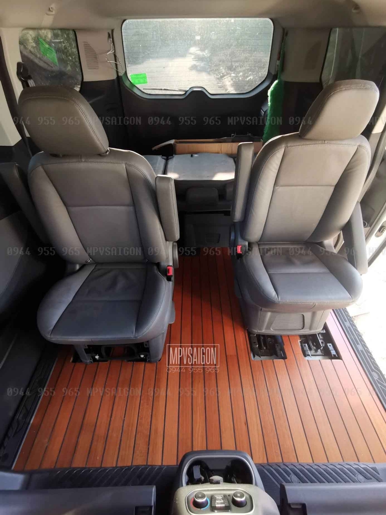 Sàn gỗ Ford Tourneo: thi công tại xưởng sàn MPV