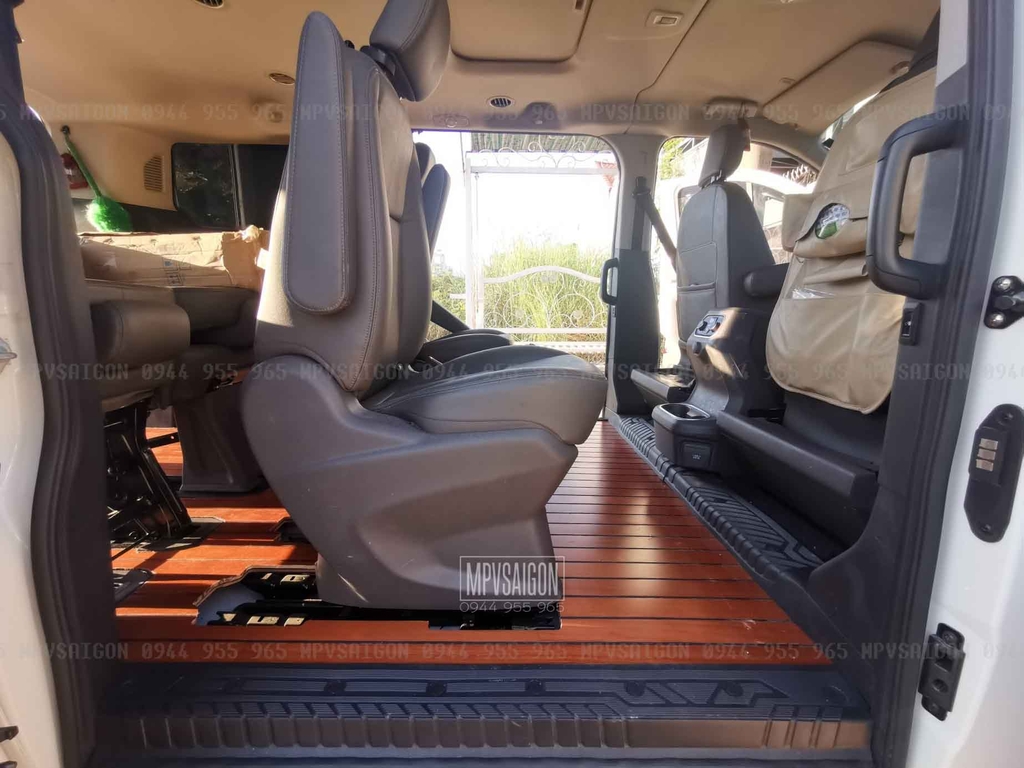 Sàn gỗ Ford Tourneo: thi công tại xưởng sàn MPV