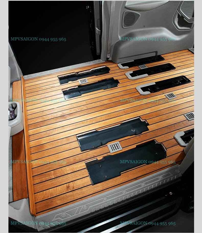 Sàn gỗ Ford Tourneo: thi công tại xưởng sàn MPV