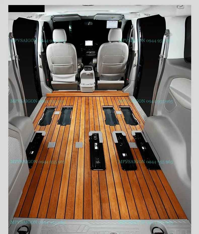 Sàn gỗ Ford Tourneo: thi công tại xưởng sàn MPV