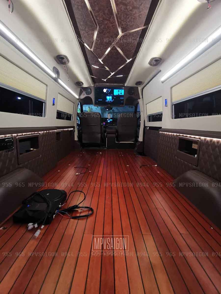 Sàn SPC vân gỗ Ford Transit