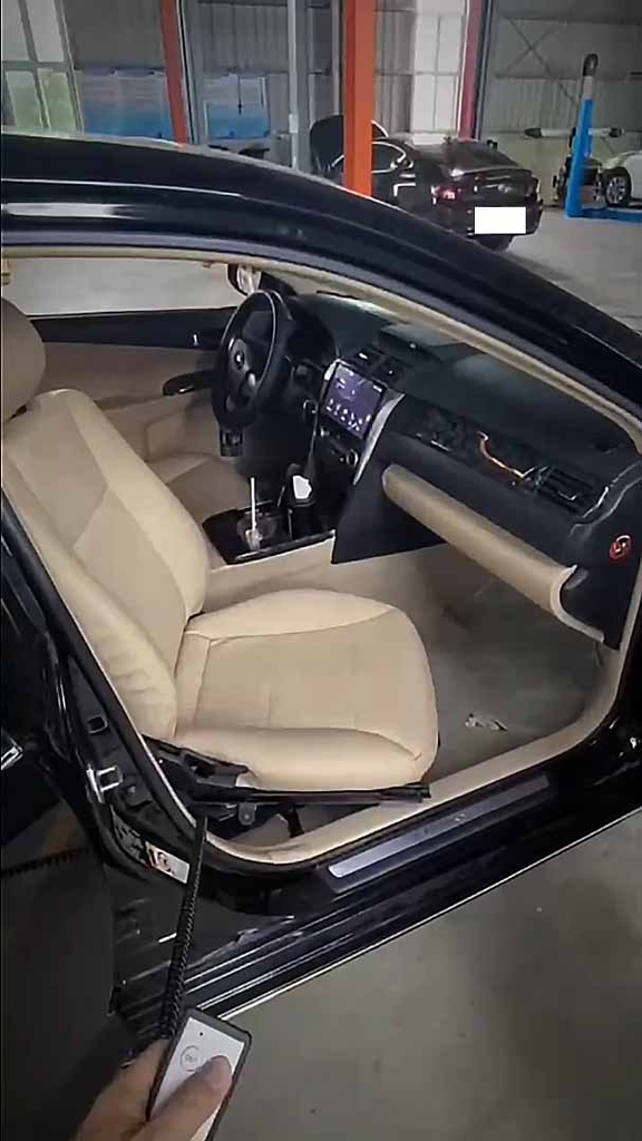 Ghế nâng hạ xoay hỗ trợ người già người tàn tật lên xuống xe: kinh nghiệm và báo giá mới nhất