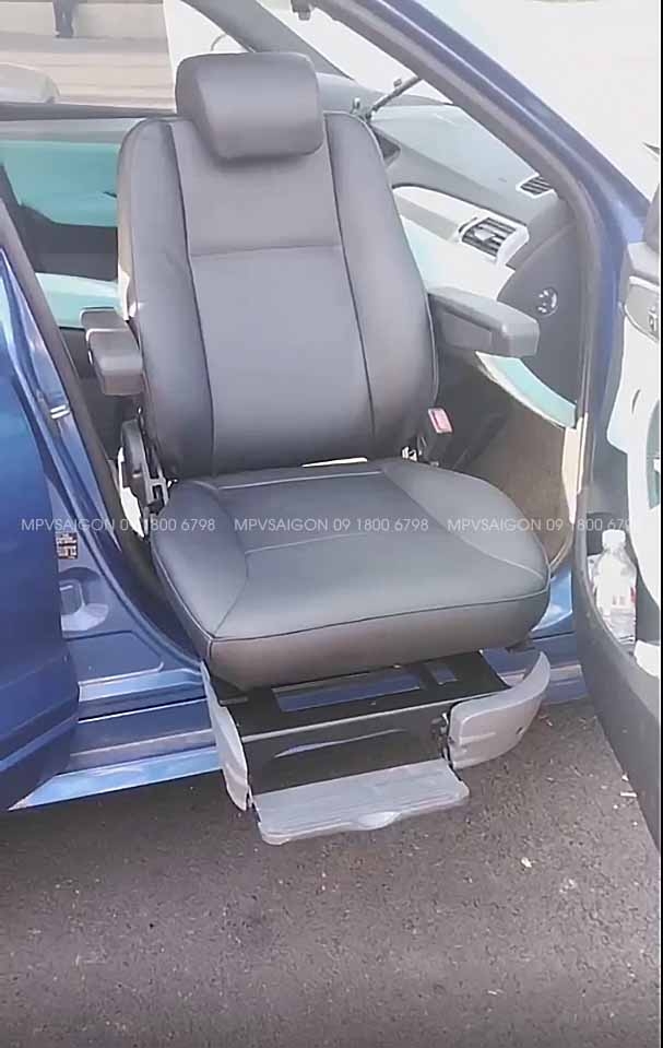 Ghế nâng hạ xoay hỗ trợ người già người tàn tật lên xuống xe: kinh nghiệm và báo giá mới nhất