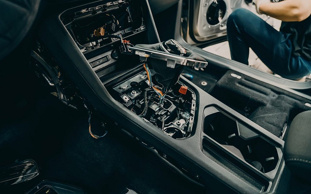 Thi công cách âm chống ồn xe Hyundai Custin: kinh nghiệm và báo giá mới nhất