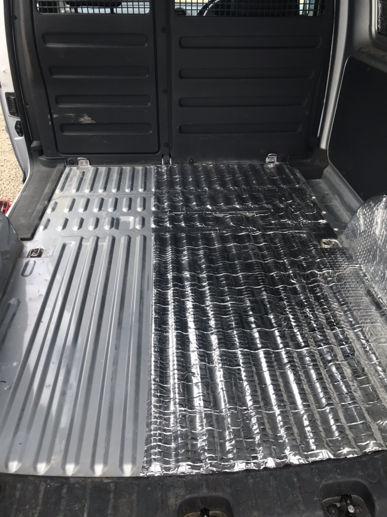 Thi công cách âm chống ồn xe Hyundai Custin: kinh nghiệm và báo giá mới nhất