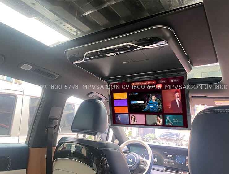 Thi công màn hình trần cho xe ô tô cửa sổ trời panorama