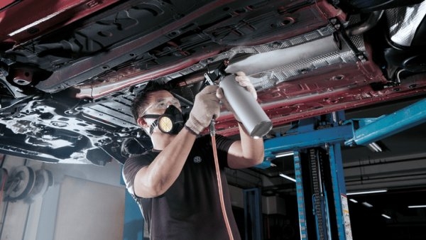 Thi công phủ gầm chống ồn Hyundai Custin