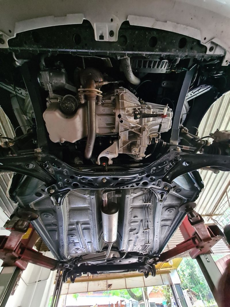 Thi công phủ gầm chống ồn Hyundai Custin