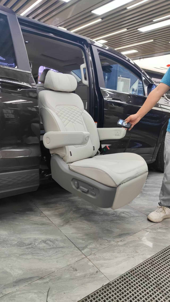 Ghế nâng hạ xoay hỗ trợ người già người tàn tật lên xuống xe: kinh nghiệm và báo giá mới nhất