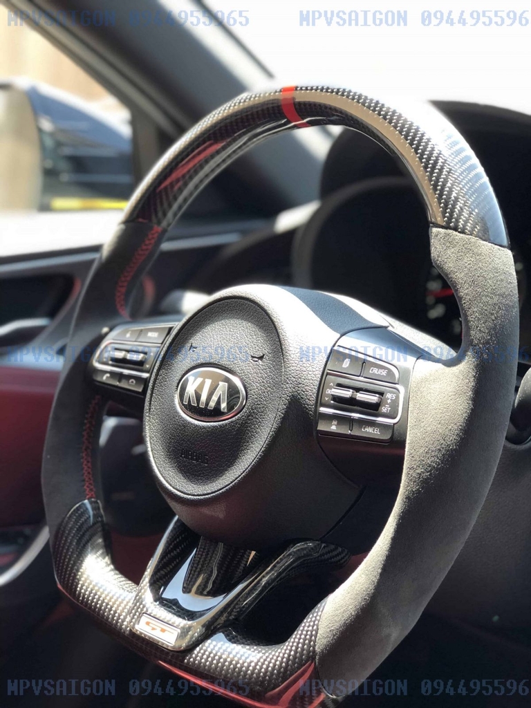 Kia Carnival 2024 độ vô lăng carbon: kinh nghiệm và báo giá