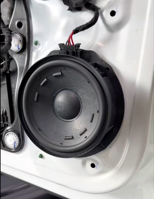 Volkswagen Golf 8 với gói nâng cấp R-Line: Đẳng cấp thể thao và công nghệ hiện đại