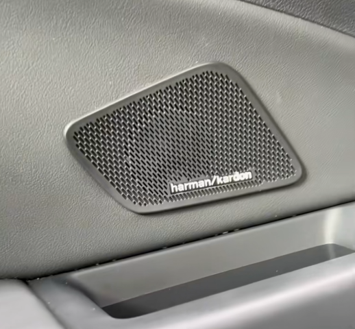 Volkswagen Golf 8 với gói nâng cấp R-Line: Đẳng cấp thể thao và công nghệ hiện đại