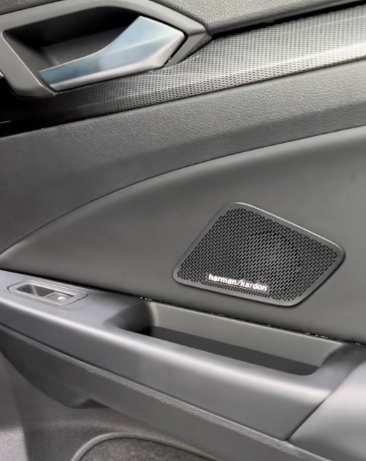 Volkswagen Golf 8 với gói nâng cấp R-Line: Đẳng cấp thể thao và công nghệ hiện đại