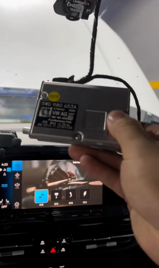 Volkswagen Golf 8 với gói nâng cấp R-Line: Đẳng cấp thể thao và công nghệ hiện đại