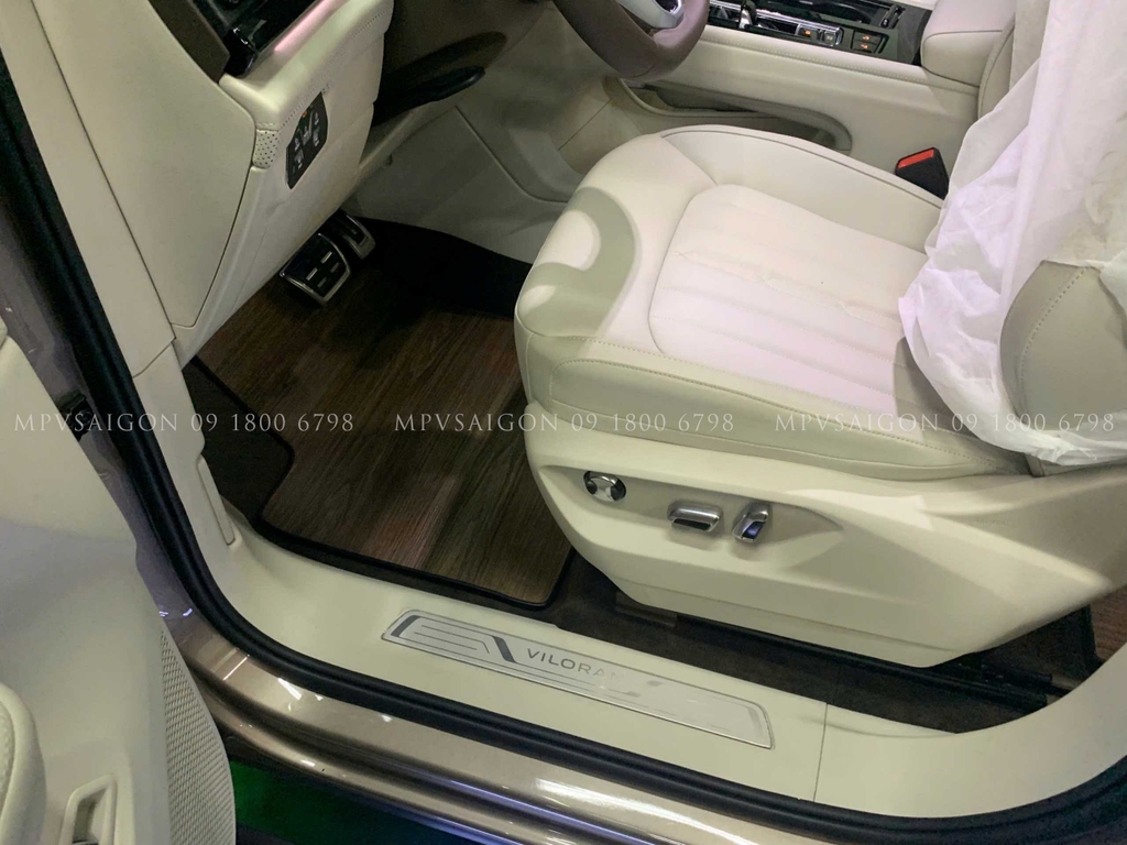 Volkswagen Viloran độ ghế limousine Alphard cao cấp