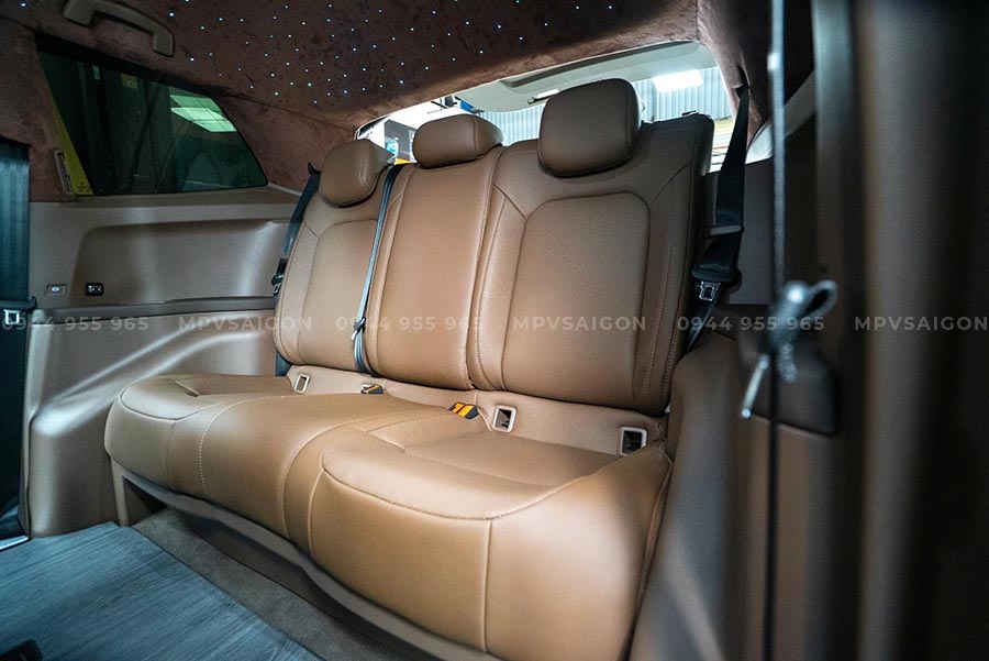 Nâng cấp Volkswagen Viloran hạng mục sàn đá và ghế băng ba ngả giường