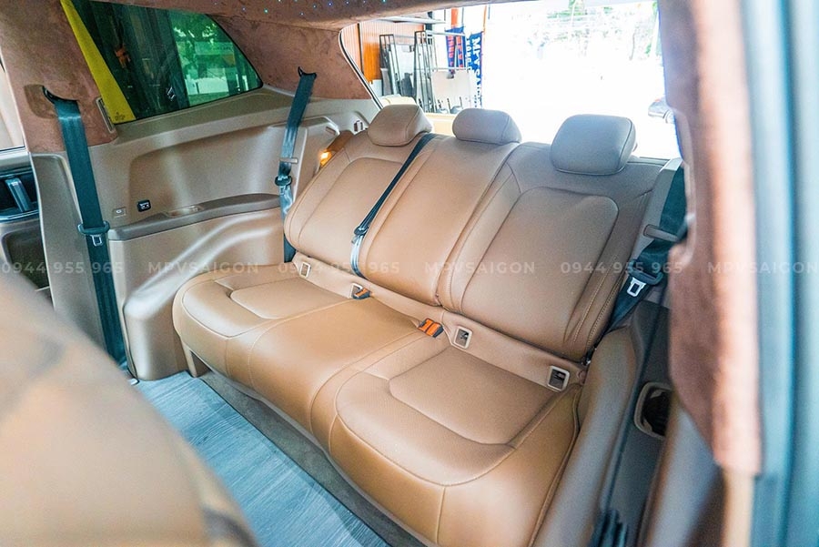 Nâng cấp Volkswagen Viloran hạng mục sàn đá và ghế băng ba ngả giường