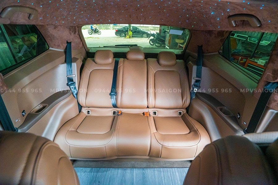 Nâng cấp Volkswagen Viloran hạng mục sàn đá và ghế băng ba ngả giường