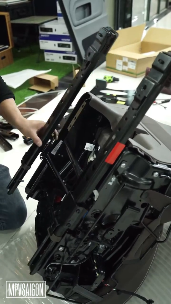 Volkswagen Viloran Premium độ ghế chỉnh điện - trượt điện tự động