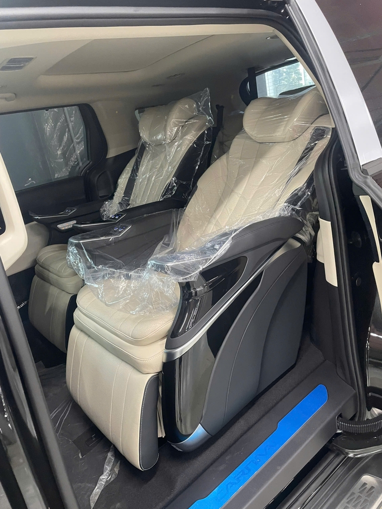 Độ nội thất Kia Carnival HEV Premium 2026 phong cách thương gia với combo sàn gỗ - màn hình trần & bàn xếp V2 tại MPVSAIGON