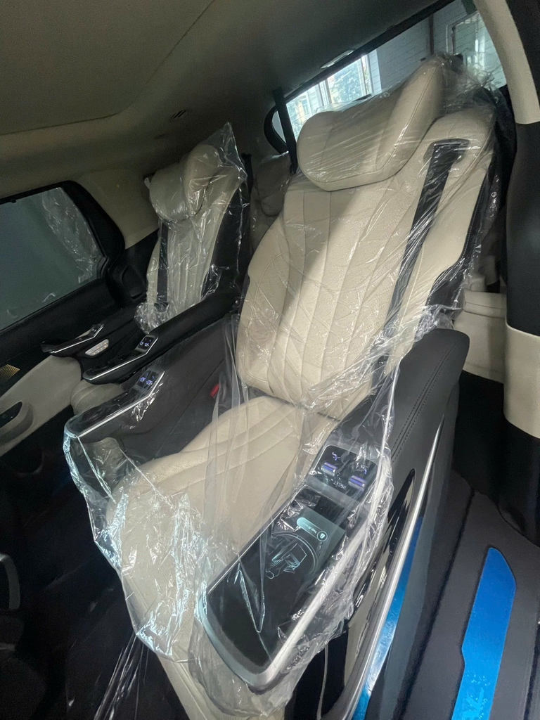 Độ nội thất Kia Carnival HEV Premium 2026 phong cách thương gia với combo sàn gỗ - màn hình trần & bàn xếp V2 tại MPVSAIGON