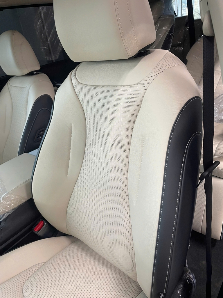 Độ nội thất Kia Carnival HEV Premium 2026 phong cách thương gia với combo sàn gỗ - màn hình trần & bàn xếp V2 tại MPVSAIGON