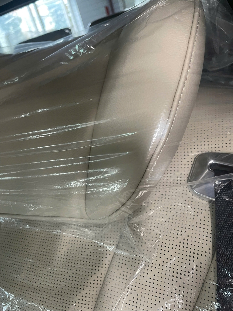 Độ nội thất Kia Carnival HEV Premium 2026 phong cách thương gia với combo sàn gỗ - màn hình trần & bàn xếp V2 tại MPVSAIGON