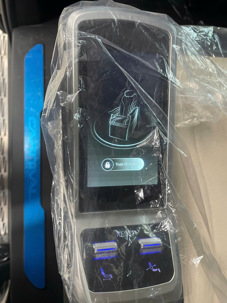 Độ nội thất Kia Carnival HEV Premium 2026 phong cách thương gia với combo sàn gỗ - màn hình trần & bàn xếp V2 tại MPVSAIGON