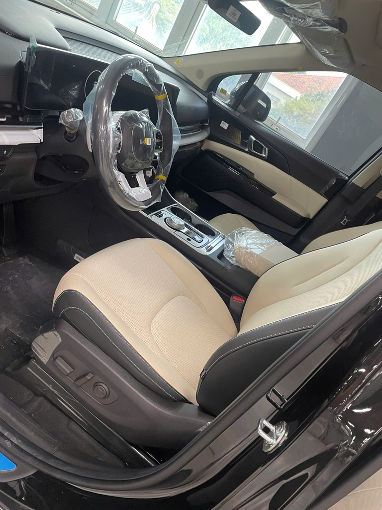 Độ nội thất Kia Carnival HEV Premium 2026 phong cách thương gia với combo sàn gỗ - màn hình trần & bàn xếp V2 tại MPVSAIGON