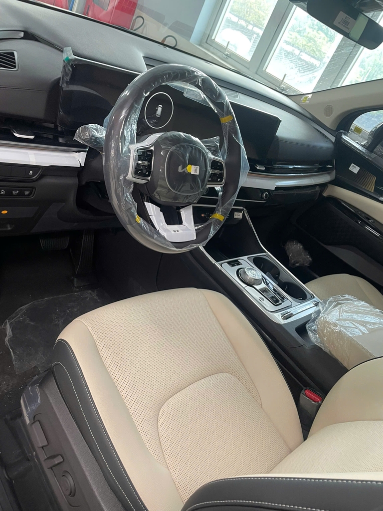 Độ nội thất Kia Carnival HEV Premium 2026 phong cách thương gia với combo sàn gỗ - màn hình trần & bàn xếp V2 tại MPVSAIGON