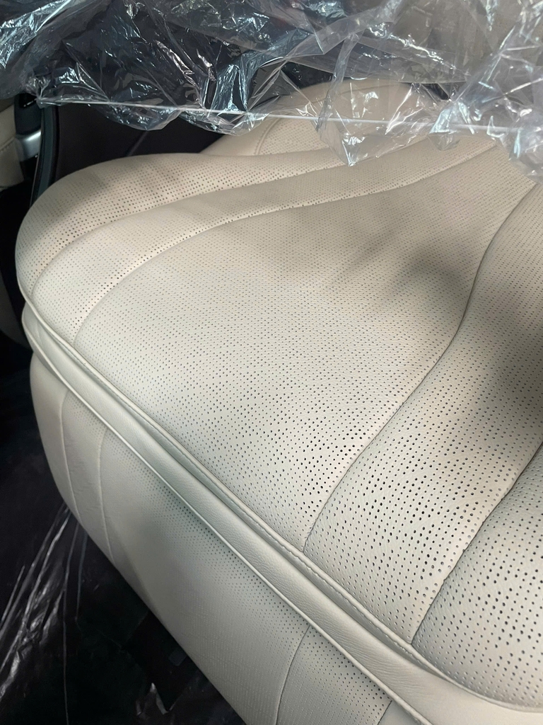 Độ nội thất Kia Carnival HEV Premium 2026 phong cách thương gia với combo sàn gỗ - màn hình trần & bàn xếp V2 tại MPVSAIGON