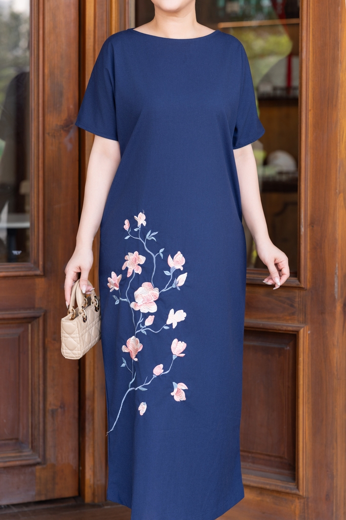 SWANLAKE | Váy Đầm Nữ Maxi Suông Tay Ngắn Cổ Tròn Vải Linen Thêu Hoa Có Túi Xẻ Tà Công Sở D13610LW01