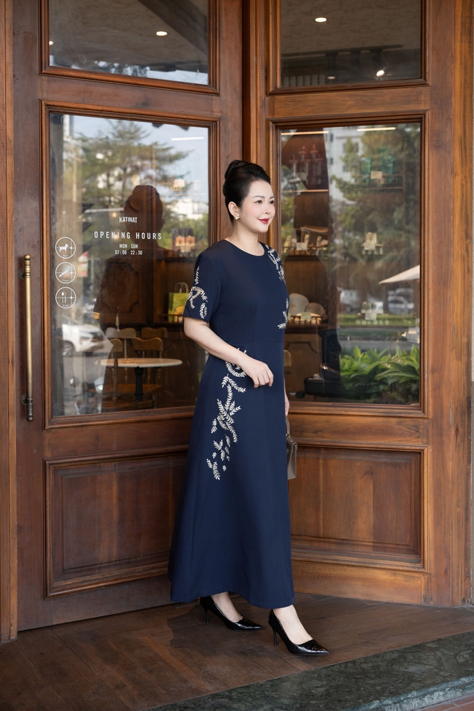 Váy Đầm Nữ Suông Cổ Tròn Vải Lụa Dày Thêu Hoa Nhấn Eo Tay Ngắn Sang Trọng Đi Tiệc D13038LW01