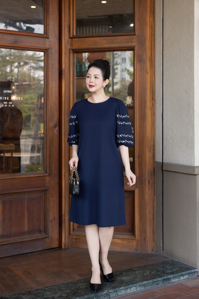 SWANLAKE | Váy Đầm Nữ Suông Vải Linen Tay Bí Lỡ Thêu Hoa Cổ Tròn Có Túi Công Sở Thanh Lịch D12768LW01