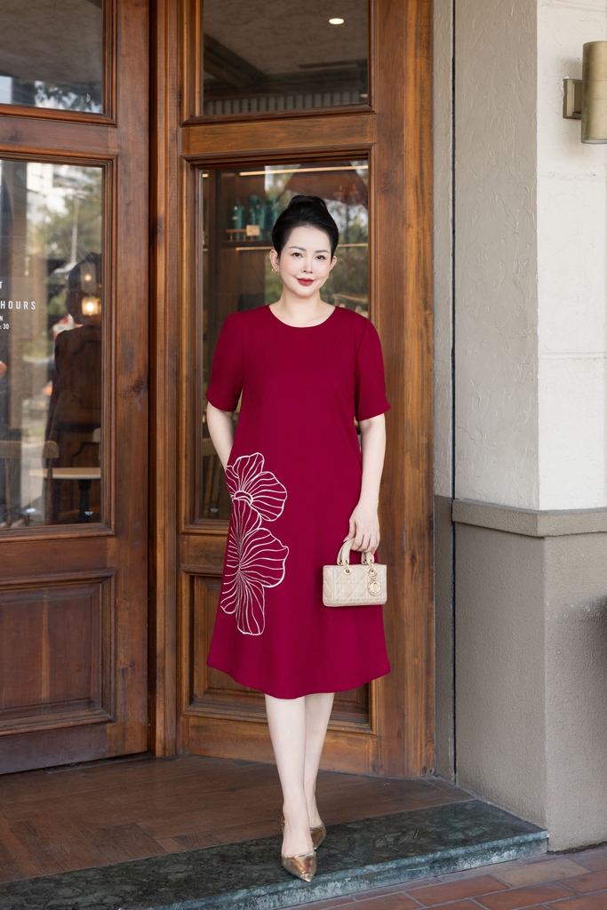 SWANLAKE | Váy Đầm Nữ Midi Suông Tay Ngắn Cổ Tròn Vải Linen Thêu Hoa Cao Cấp Công Sở D13363LW01