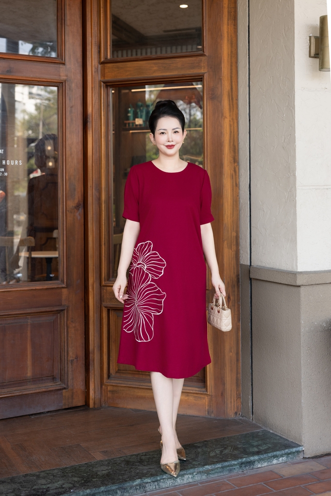 SWANLAKE | Váy Đầm Nữ Midi Suông Tay Ngắn Cổ Tròn Vải Linen Thêu Hoa Cao Cấp Công Sở D13363LW01