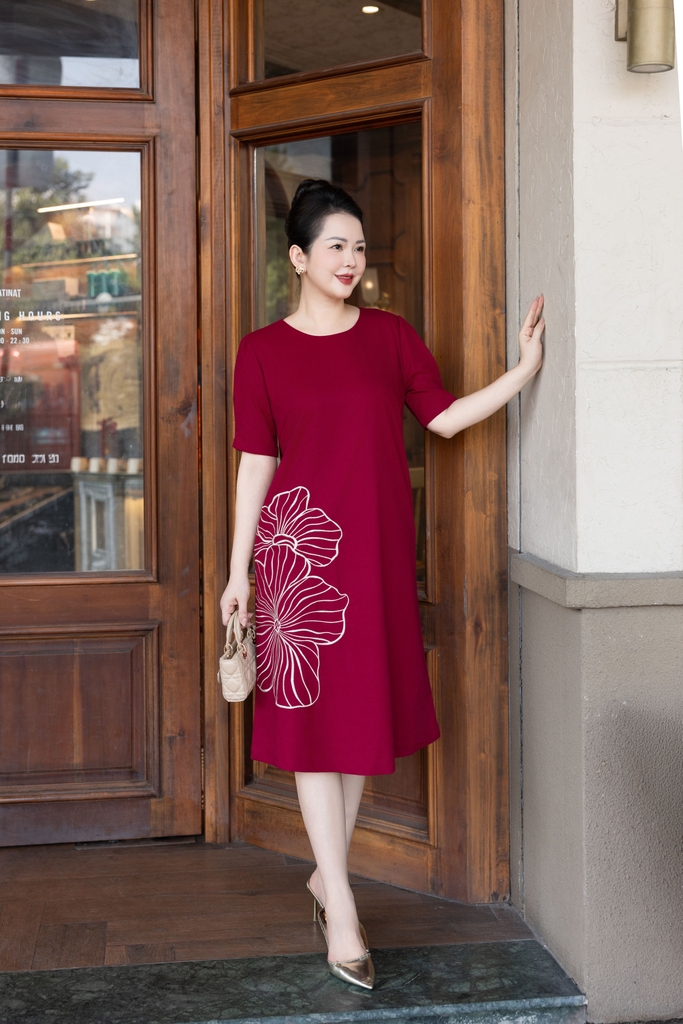 SWANLAKE | Váy Đầm Nữ Midi Suông Tay Ngắn Cổ Tròn Vải Linen Thêu Hoa Cao Cấp Công Sở D13363LW01