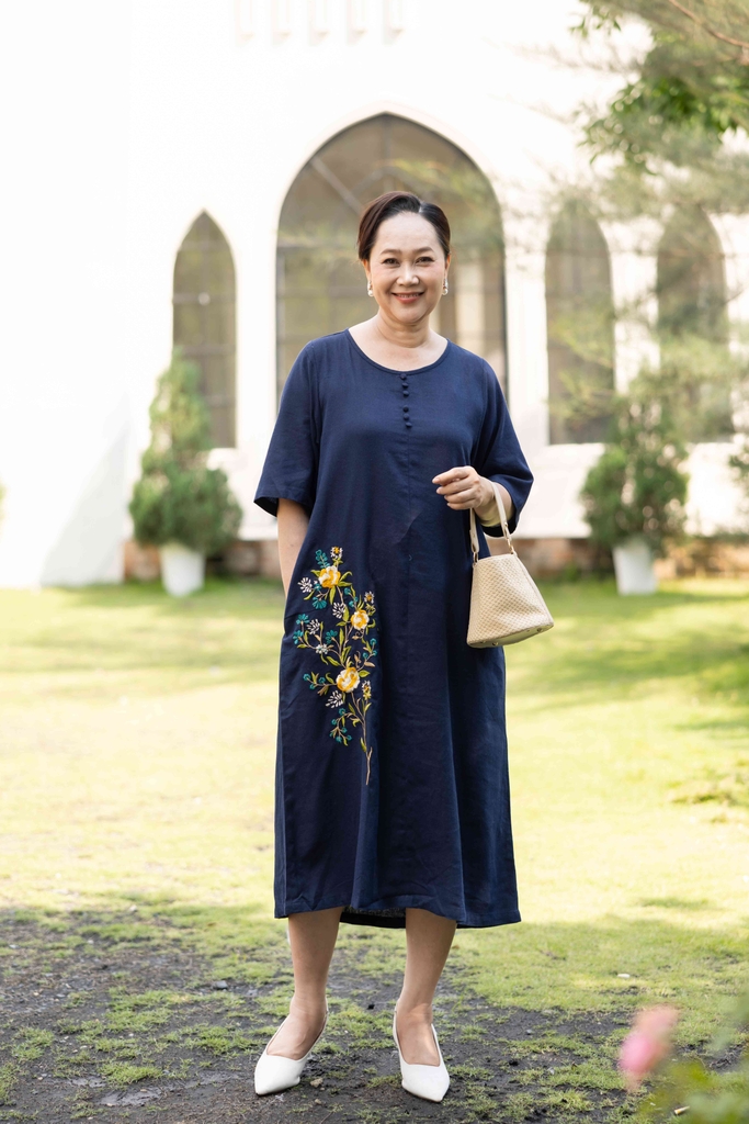 Đầm Suông Thêu Bông Vải Linen Swanlake - D10447LW01