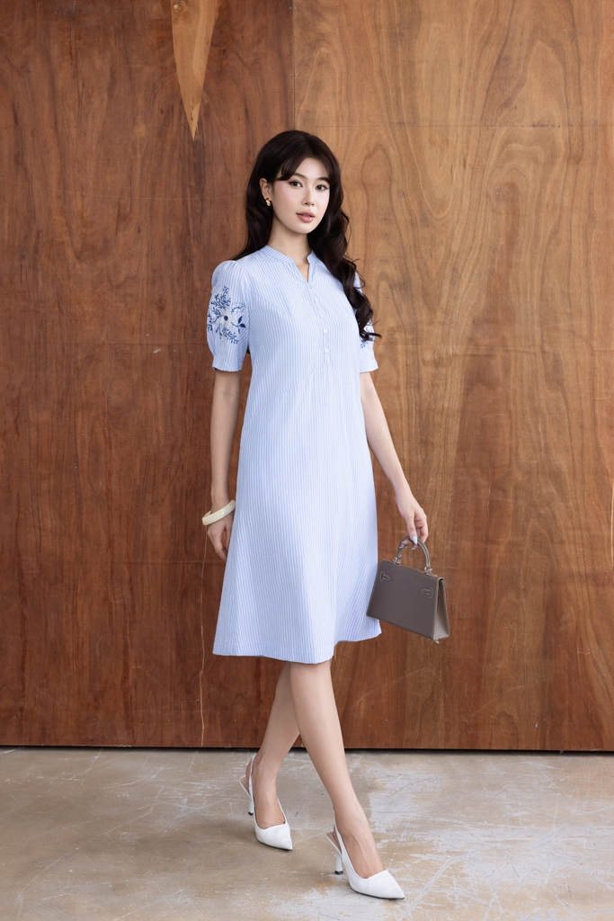 SWANLAKE | Váy Đầm Nữ Midi Suông Vải Cotton Sọc Thêu Hoa Cổ Trụ Cài Nút Tay Ngắn Dạo Phố Hè D13623LW01