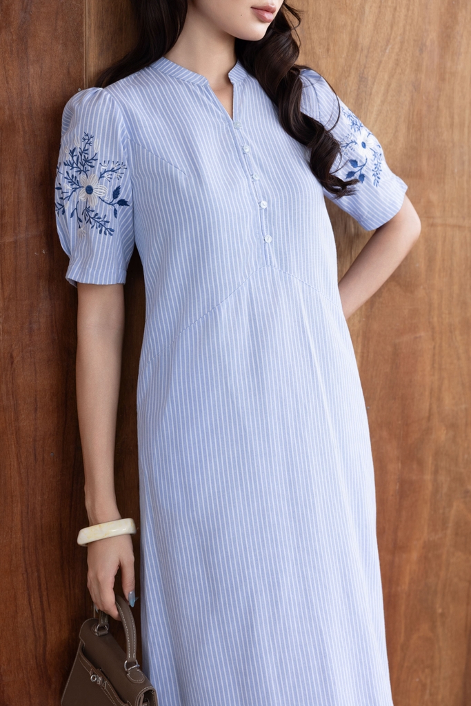 SWANLAKE | Váy Đầm Nữ Midi Suông Vải Cotton Sọc Thêu Hoa Cổ Trụ Cài Nút Tay Ngắn Dạo Phố Hè D13623LW01