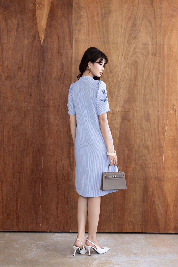 SWANLAKE | Váy Đầm Nữ Midi Suông Vải Cotton Sọc Thêu Hoa Cổ Trụ Cài Nút Tay Ngắn Dạo Phố Hè D13623LW01