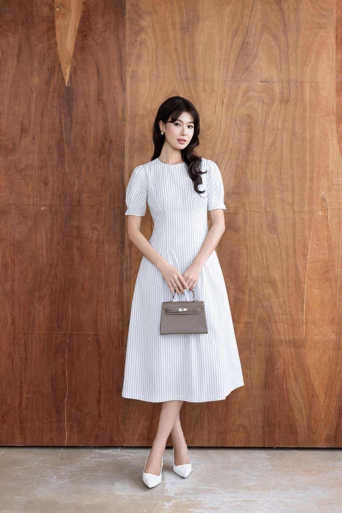 SWANLAKE | Váy Đầm Nữ Xòe Chiết Eo Tôn Dáng Vải Cotton Linen Sọc Cổ Tròn Tay Ngắn Thanh Lịch D13711LW01