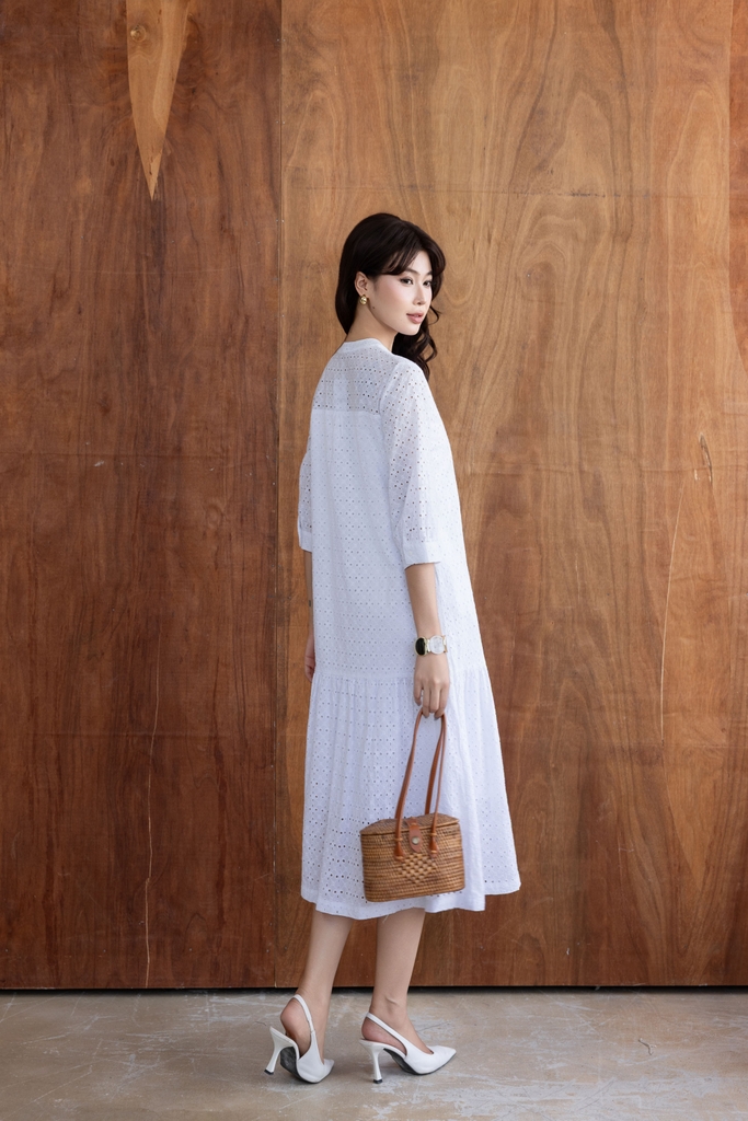 SWANLAKE | Váy Đầm Nữ Maxi Suông Đuôi Cá Cổ Trụ Cài Nút Cotton Thêu Đục Lỗ Tay Lỡ Du Lịch Hè D12761LW05