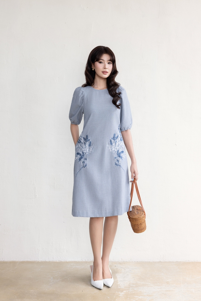 SWANLAKE | Váy Đầm Nữ Midi Suông Vải Cotton Sọc Thêu Hoa Cổ Tròn Tay Lỡ Có Túi Dạo Phố Hè D13675LW01