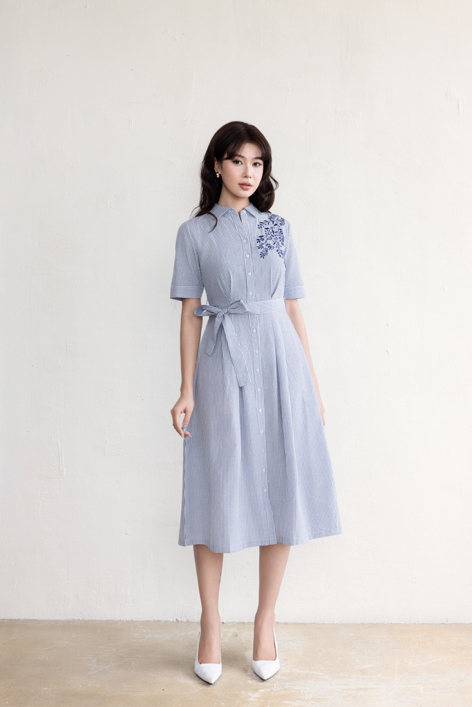 SWANLAKE | Váy Đầm Nữ Midi Vải Cotton Sọc Thêu Hoa Cổ Sơ Mi Cài Nút Tay Ngắn Dây Thắt Eo D13670LW01
