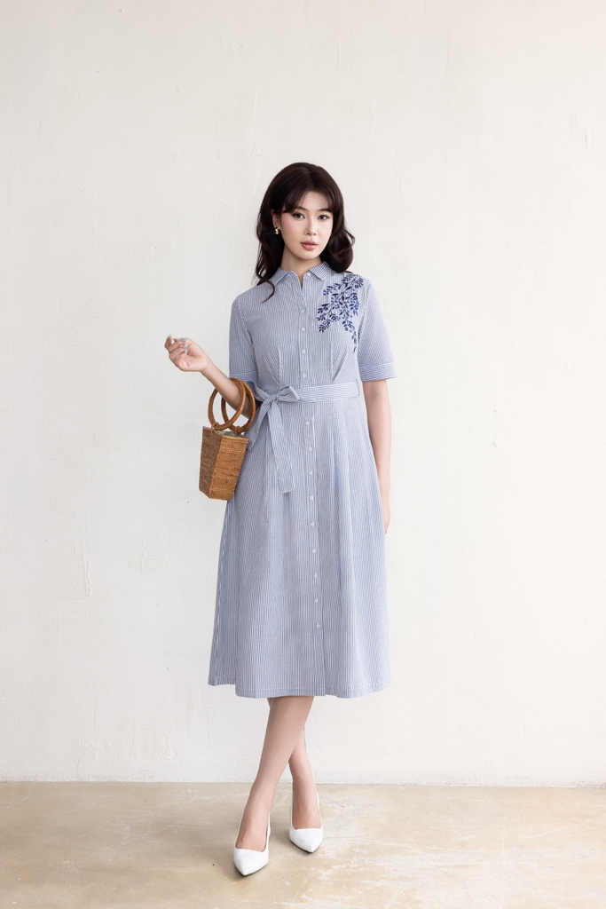 SWANLAKE | Váy Đầm Nữ Midi Vải Cotton Sọc Thêu Hoa Cổ Sơ Mi Cài Nút Tay Ngắn Dây Thắt Eo D13670LW01