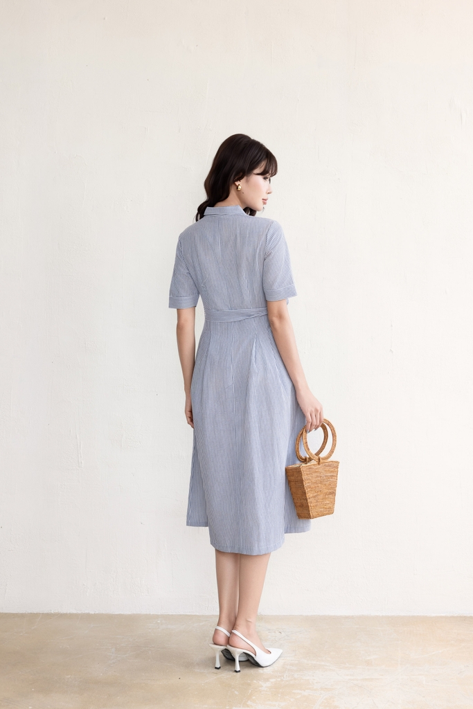 SWANLAKE | Váy Đầm Nữ Midi Vải Cotton Sọc Thêu Hoa Cổ Sơ Mi Cài Nút Tay Ngắn Dây Thắt Eo D13670LW01