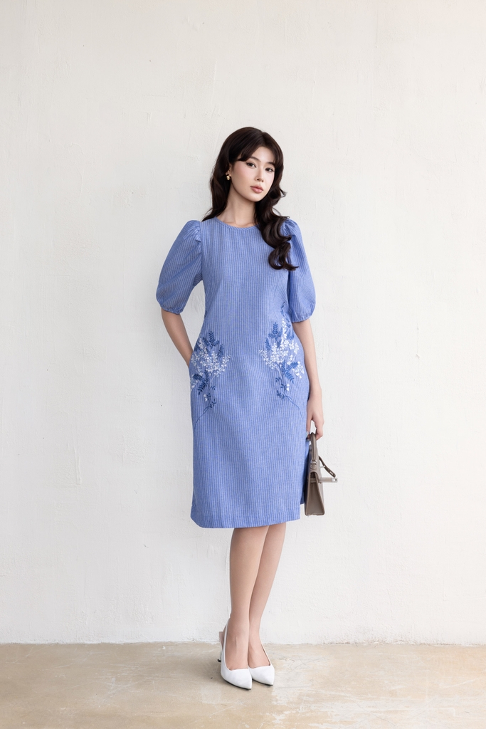 SWANLAKE | Váy Đầm Nữ Midi Suông Vải Cotton Sọc Thêu Hoa Cổ Tròn Tay Lỡ Có Túi Dạo Phố Hè D13675LW01